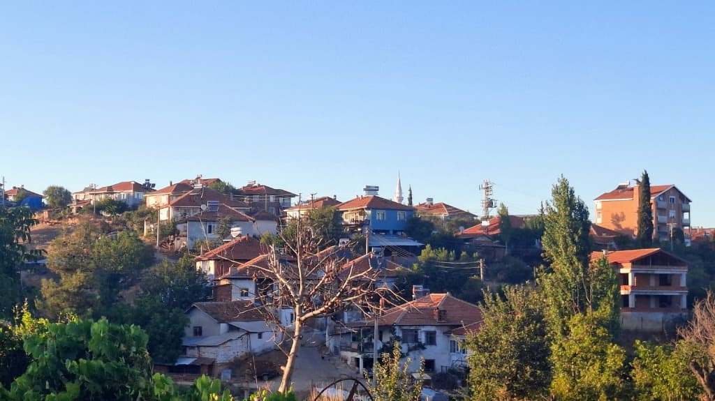 Uşak Eşme – Yeşilkavak Köyü: Tepe Yerleşimi, Kiremit Çatılar ve Köy Manzarası